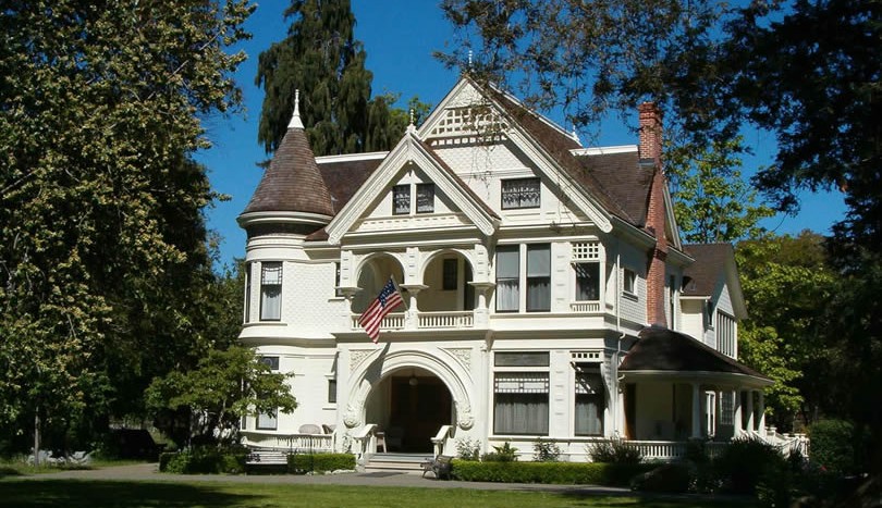 Front view of the house.